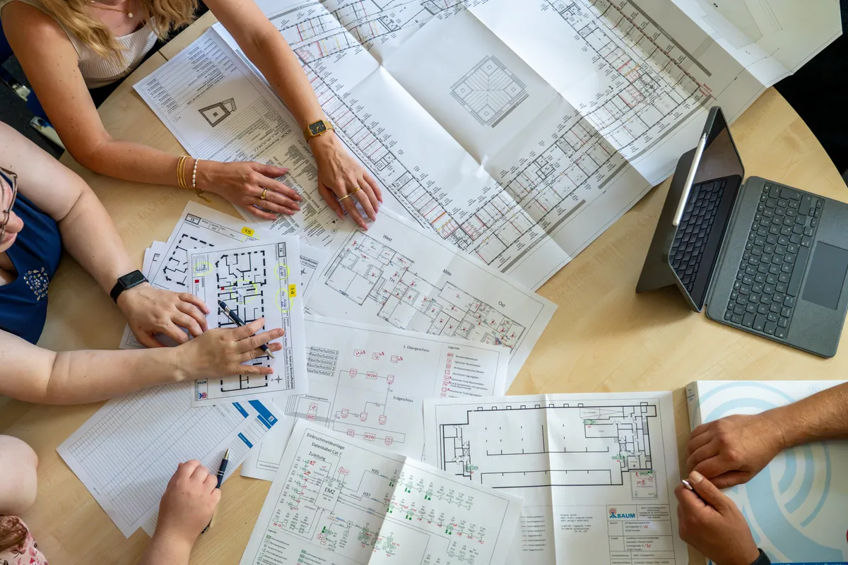 Team der BAUM GmbH bei der Projektbesprechung am Objektplan