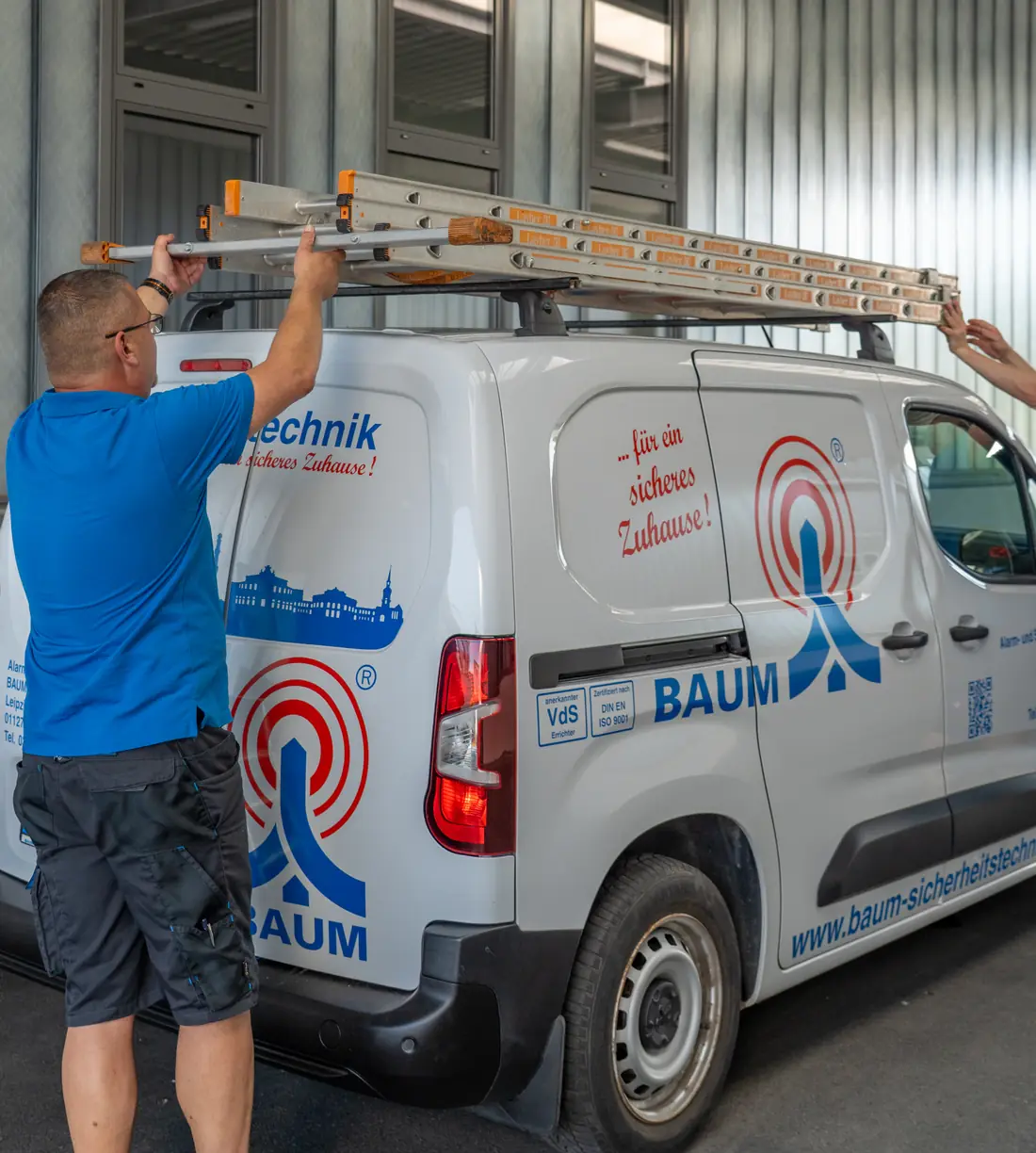 BAUM Techniker verl&auml;dt die Leiter auf dem Servicefahrzeug