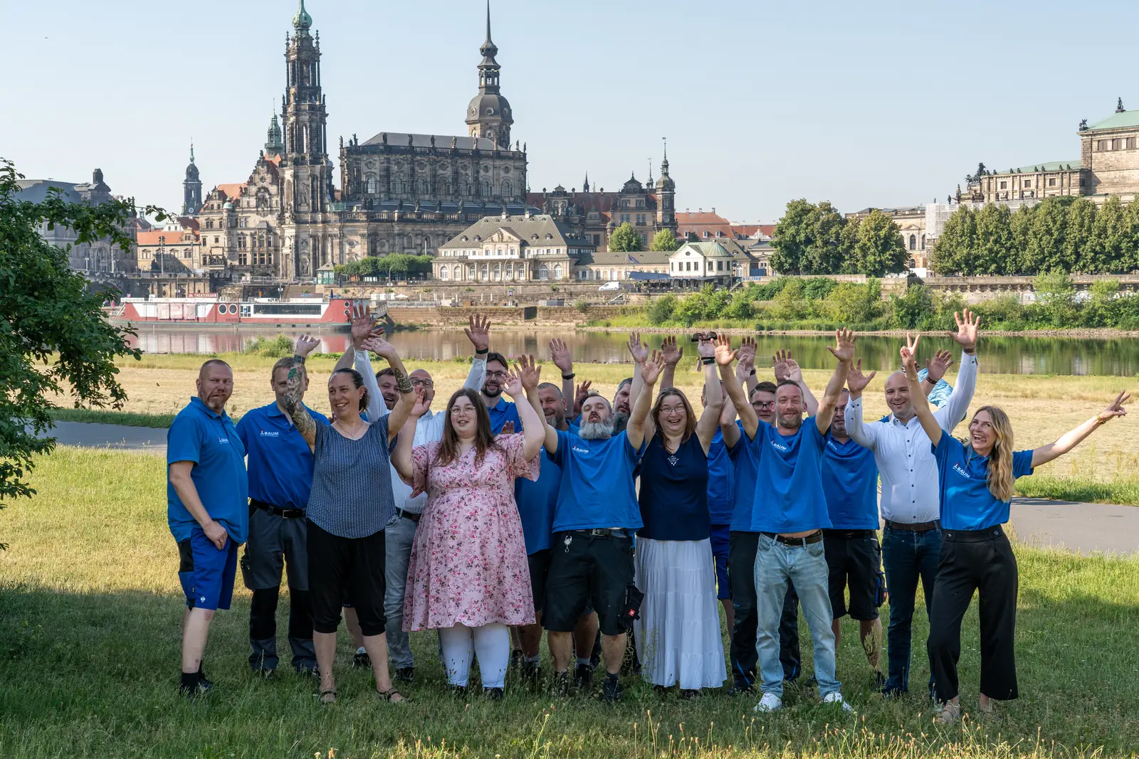 Das Team der BAUM GmbH feiert gemeinsam vor der Dresdner Altstadt
