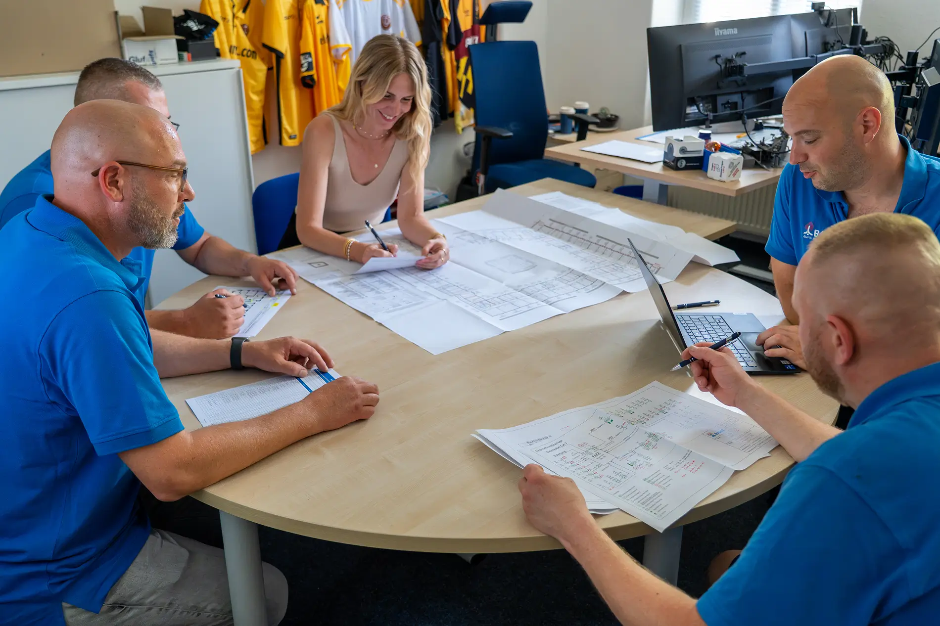 BAUM Team bei der Beratung ueber Gebäudeplänen