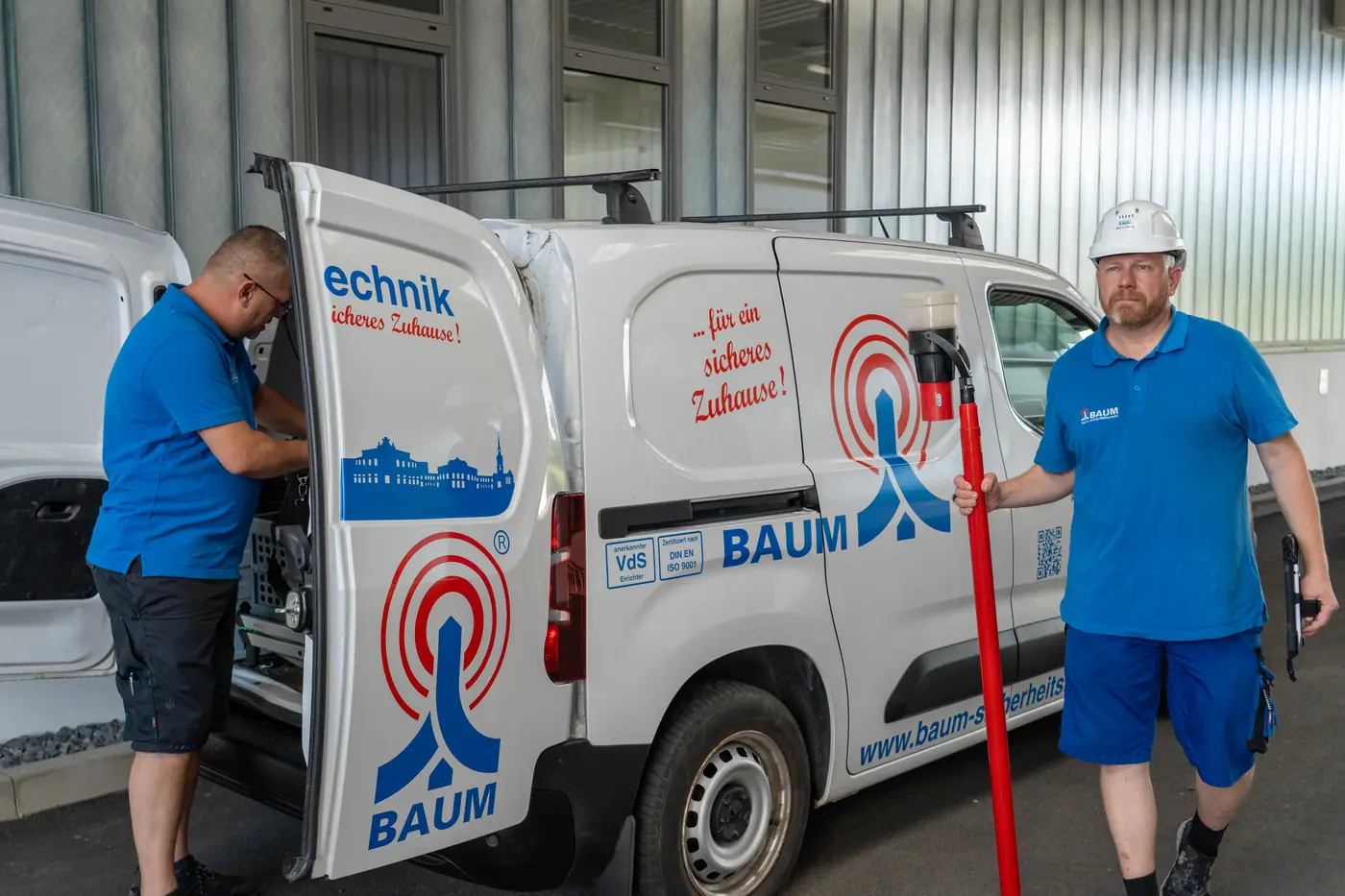 BAUM Techniker am Servicewagen mit Montagestange für Rauchmelder